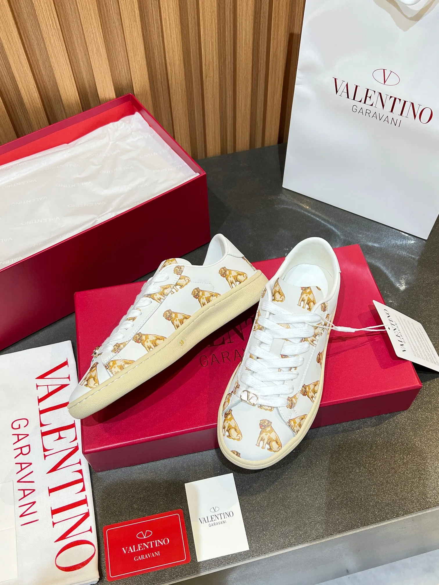 [Valentino] P: 640💰 Couple style, size: women 35-40▪️men 39-44 (45. Customized) Valentino VLTN casual shoes 2025 latest moral training shoes I can't put it down. Seiko details of cowhide sneakers, retro fashion, simple and advanced, casual matching. 1:1 restoration! Top luxury masterpiece, lace-up design, soft and comfortable imported calfskin brings excellent and elegant texture and excellent foot comfort. Top purchasing version upper: imported calfskin surface/original oil edge process + printing process. Inner lining: water-dyed cowhide lining. Outsole: original development 𝐓𝐏𝐔 two-color combination outsole. Packaging: full package with original configuration.